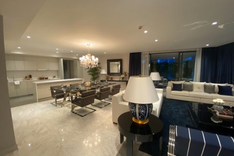 Condo in Bangkok, Thailand, 3 bedrooms  № 180945 - photo 5