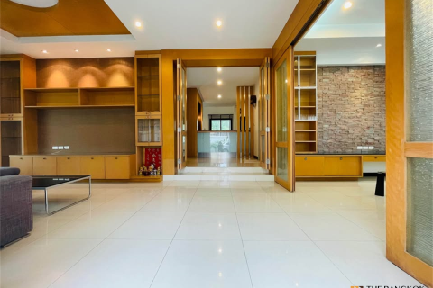 House in Bangkok, Thailand 4 bedrooms № 190394