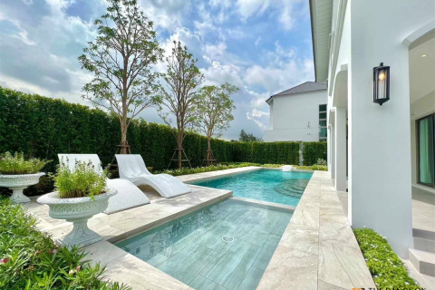 House in Bangkok, Thailand 5 bedrooms № 190398
