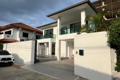 House in Pattaya, Thailand 5 bedrooms № 155668 - photo 1