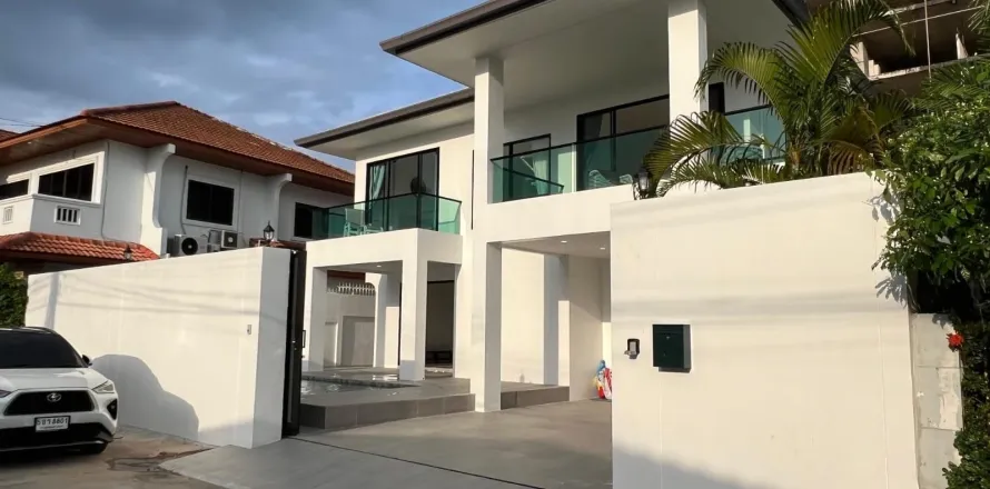 House in Pattaya, Thailand 5 bedrooms № 155668