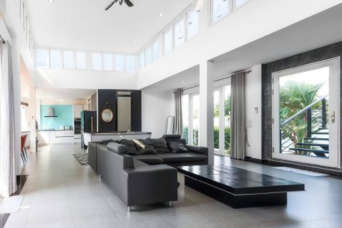 Villa in Pattaya, Thailand 4 bedrooms № 155670 - photo 8