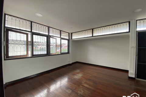 House in Bangkok, Thailand 4 bedrooms № 189373