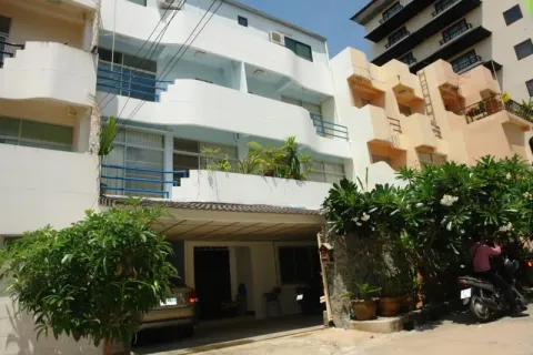 Casa de 5 dormitorios en Pattaya, Tailandia № 213779 - foto 1