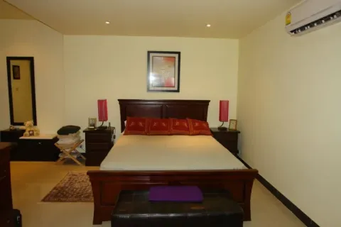 Casa de 5 dormitorios en Pattaya, Tailandia № 213779 - foto 4