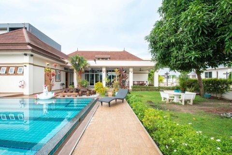 Villa in Pattaya, Thailand 4 bedrooms № 167607 - photo 2