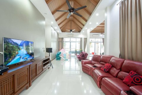Villa in Pattaya, Thailand 4 bedrooms № 167607 - photo 13
