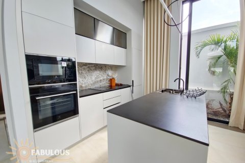 Villa in Bang Tao, Thailand 3 bedrooms № 179639 - photo 3
