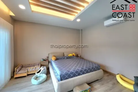 Casa de 4 dormitorios en Pattaya, Tailandia № 213710 - foto 14