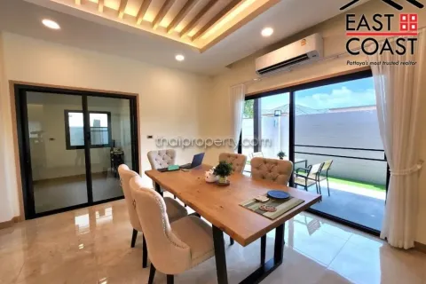 Casa de 4 dormitorios en Pattaya, Tailandia № 213710 - foto 13