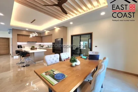 Casa de 4 dormitorios en Pattaya, Tailandia № 213710 - foto 12