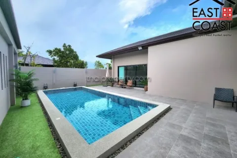 Casa de 4 dormitorios en Pattaya, Tailandia № 213710 - foto 2