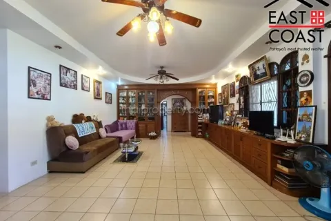 Casa de 7 dormitorios en Pattaya, Tailandia № 213706 - foto 4