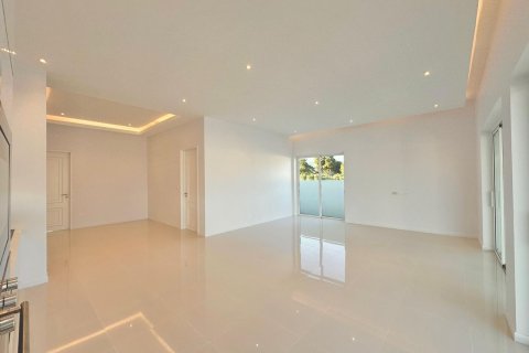 Chalet de 3 dormitorios en Hua Hin, Tailandia № 169887 - foto 28