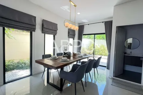 Casa de 4 dormitorios en Pattaya, Tailandia № 211928 - foto 5