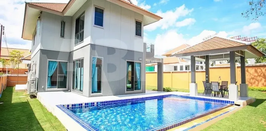Casa de 4 dormitorios en Pattaya, Tailandia № 211931