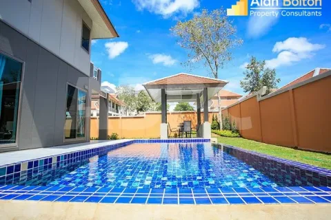 Casa de 4 dormitorios en Pattaya, Tailandia № 211931 - foto 11