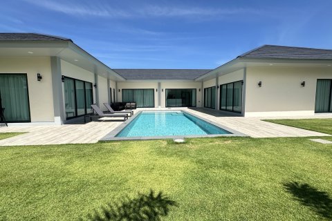 Villa in Pattaya, Thailand 4 bedrooms № 161039