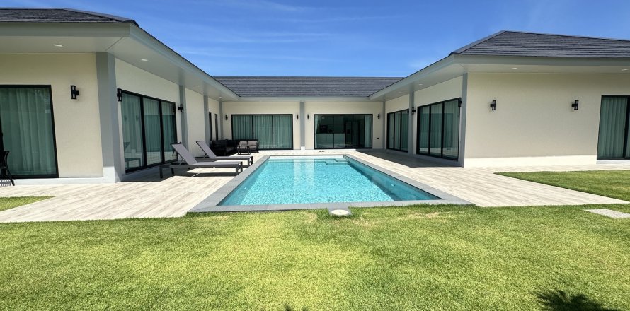 Villa in Pattaya, Thailand 4 bedrooms № 161039