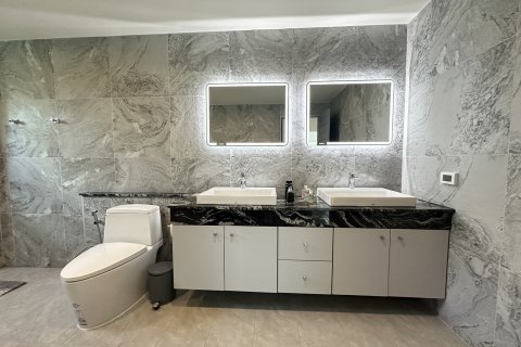 Villa in Pattaya, Thailand 4 bedrooms № 161039 - photo 23