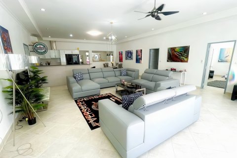 Villa in Pattaya, Thailand 12 bedrooms № 161040 - photo 5