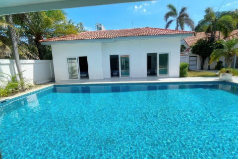 Villa in Pattaya, Thailand 12 bedrooms № 161040 - photo 4