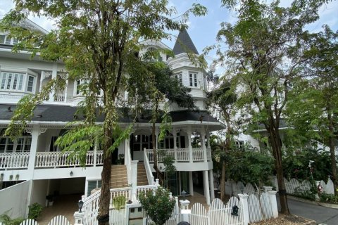 Таунхаус в Бангкоке, Таиланд с 4 спальнями  № 143123 - фото 1