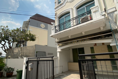 Townhouse in Lat Phrao, Bangkok, Thailand 3 bedrooms № 167434 - photo 2
