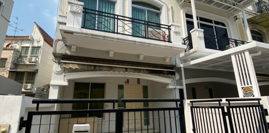 Townhouse in Lat Phrao, Bangkok, Thailand 3 bedrooms № 167434