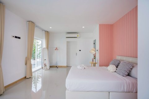 Villa in Pattaya, Thailand 4 bedrooms № 147480 - photo 12