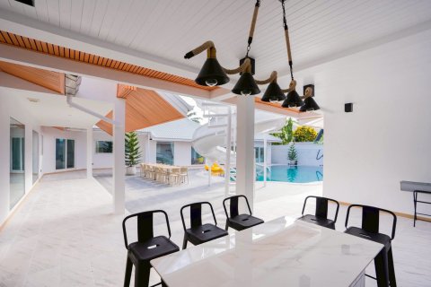 Villa in Pattaya, Thailand 4 bedrooms № 147480 - photo 2