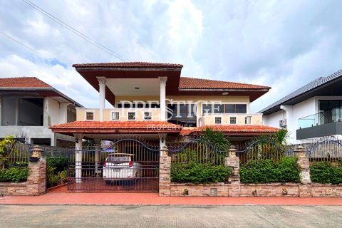 House in Pattaya, Thailand 4 bedrooms № 197920