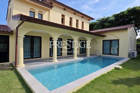 House in Pattaya, Thailand 3 bedrooms № 197914