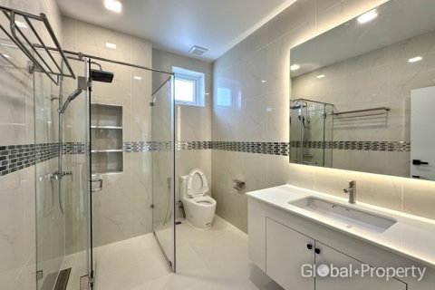 House in Pattaya, Thailand 3 bedrooms № 113575 - photo 25