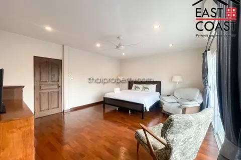 Casa de 4 dormitorios en Pattaya, Tailandia № 212746 - foto 4