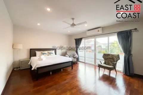 Casa de 4 dormitorios en Pattaya, Tailandia № 212746 - foto 2