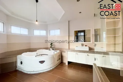 Casa de 4 dormitorios en Pattaya, Tailandia № 212746 - foto 6