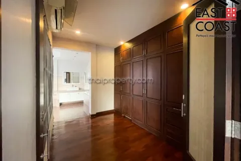 Casa de 4 dormitorios en Pattaya, Tailandia № 212746 - foto 5