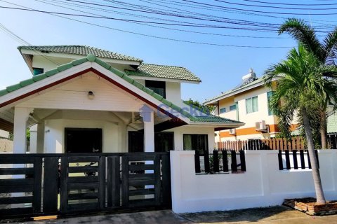 House in Pattaya, Thailand 4 bedrooms № 197050