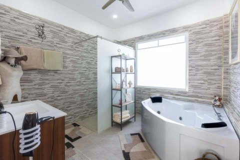 Villa in Phuket, Thailand 5 bedrooms № 160722 - photo 29