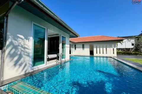 Casa de 4 dormitorios en Pattaya, Tailandia № 212868 - foto 3