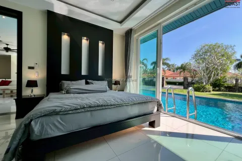 Casa de 4 dormitorios en Pattaya, Tailandia № 212868 - foto 14