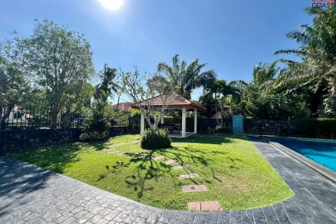 Casa de 4 dormitorios en Pattaya, Tailandia № 212868 - foto 5