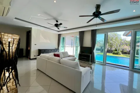 Casa de 4 dormitorios en Pattaya, Tailandia № 212868 - foto 11