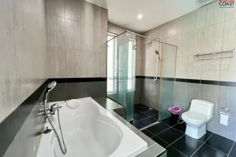 Casa de 4 dormitorios en Pattaya, Tailandia № 212868 - foto 17