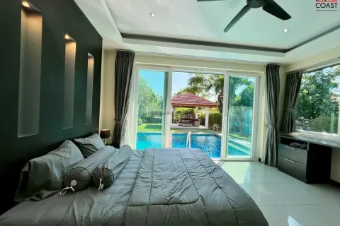 Casa de 4 dormitorios en Pattaya, Tailandia № 212868 - foto 15