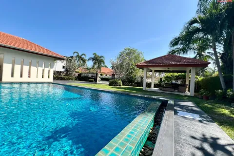Casa de 4 dormitorios en Pattaya, Tailandia № 212868 - foto 4