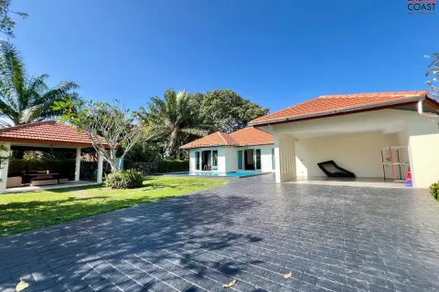 Casa de 4 dormitorios en Pattaya, Tailandia № 212868 - foto 2