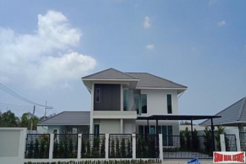 House in Pattaya, Thailand 3 bedrooms № 193546 - photo 1