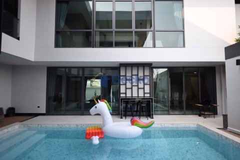 House in Pattaya, Thailand 6 bedrooms № 196374
